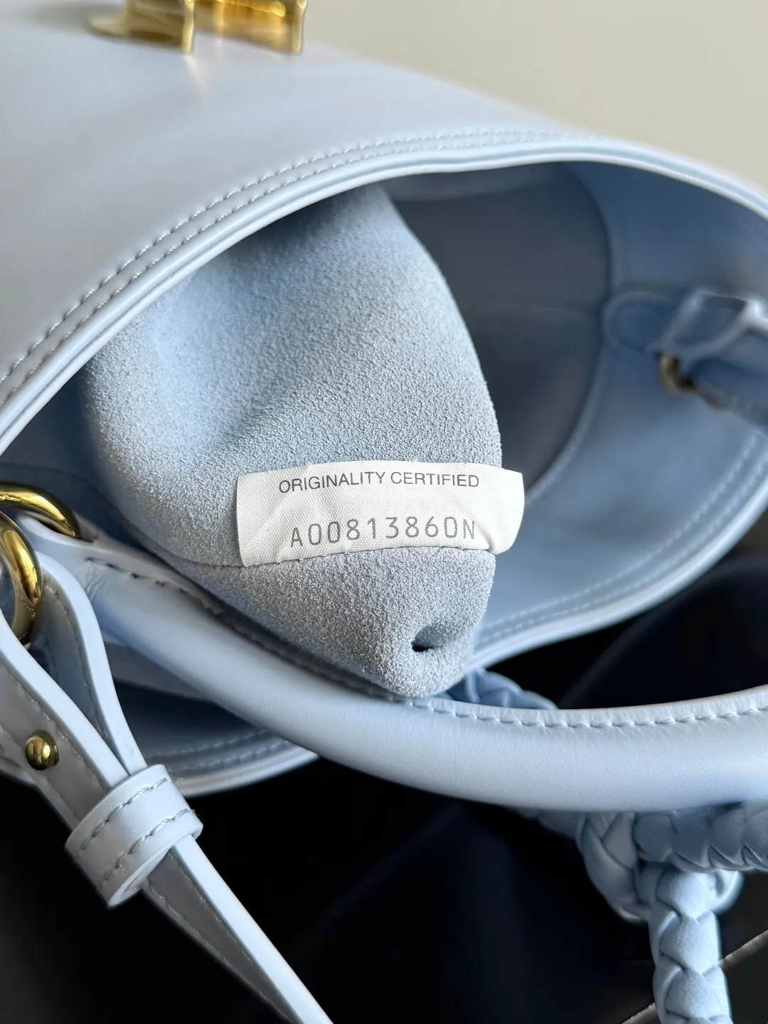 Batch 1620 BOTTEGA VENETA 2025 new women's LIBERTA small bucket bag The wind of "freedom" is still blowing towards summer🫧Unique bag shape and large enough capacity. This kind of small bag has always been very popular in summer. It can easily store essential items such as sunscreen and mini 5-fold umbrella when carrying it when going out. It uses braided knots and horseshoe buckle shapes. The metal ring is used for opening and closing, and the classic weaving is only used as an embellishment here, giving way to the simplicity of all-leather. It is a true combination of innovation and classics. It is also equipped with a detachable long shoulder strap. Friends who don’t like to carry it on the shoulder can only buy this bag and have more choices. Style number: 815244 Size: 22*18*15cm